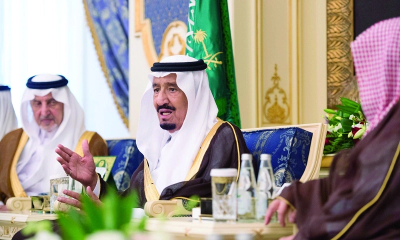 الملك سلمان متحدثا خلال اللقاء ويبدو خالد الفيصل