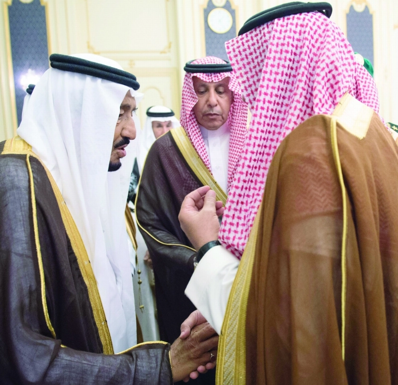 الملك سلمان مستقبلا أحد الحضور