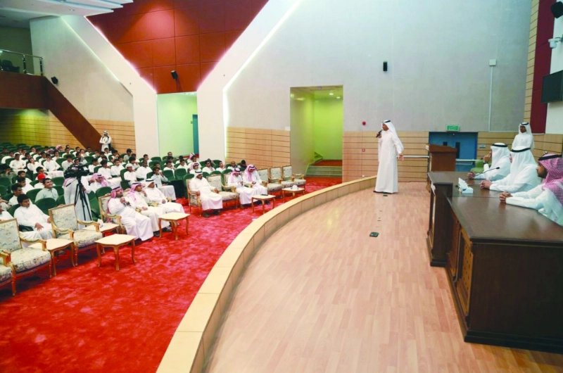 عدد من الطلاب خلال اللقاء (مكة)