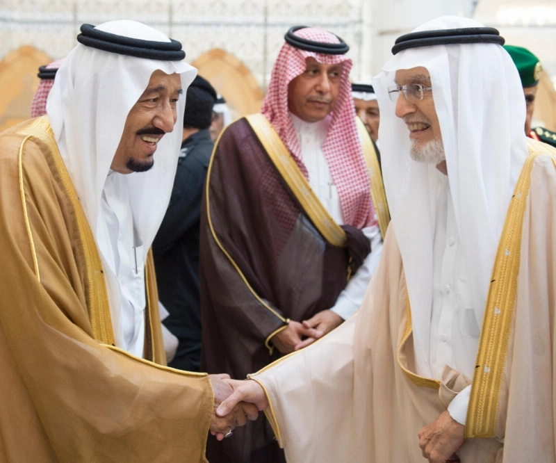 الملك سلمان مصافحا أحد مودعيه
