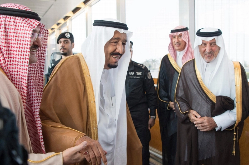 الملك سلمان لدى مغادرته جدة ويبدو خالد الفيصل ومشعل بن ماجد