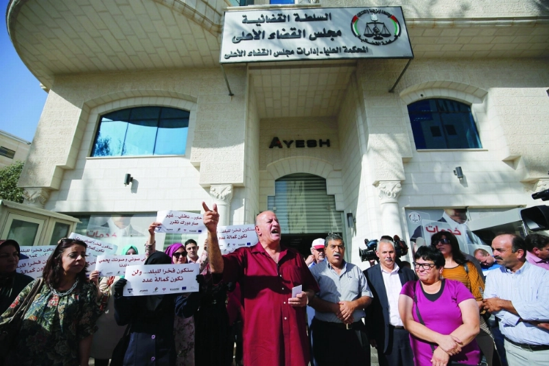 فلسطينيون يطالبون بعدم تأجيل الانتخابات في رام الله (أ ف ب)