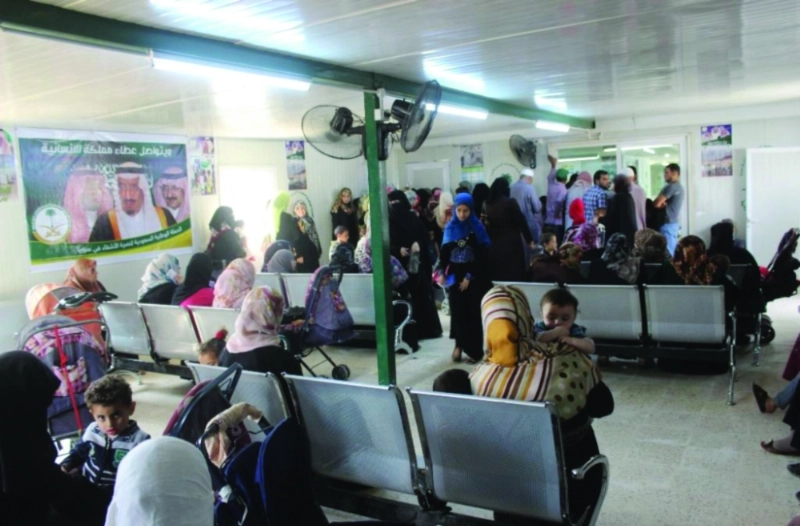 سوريون يتلقون العلاج في العيادات السعودية (واس)