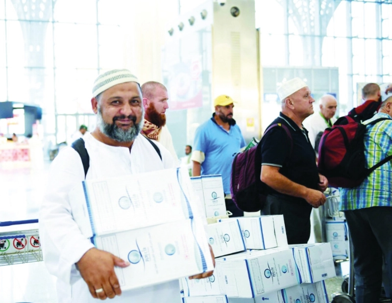 عدد من الحاج لدى مغادرتهم المدينة (مكة)