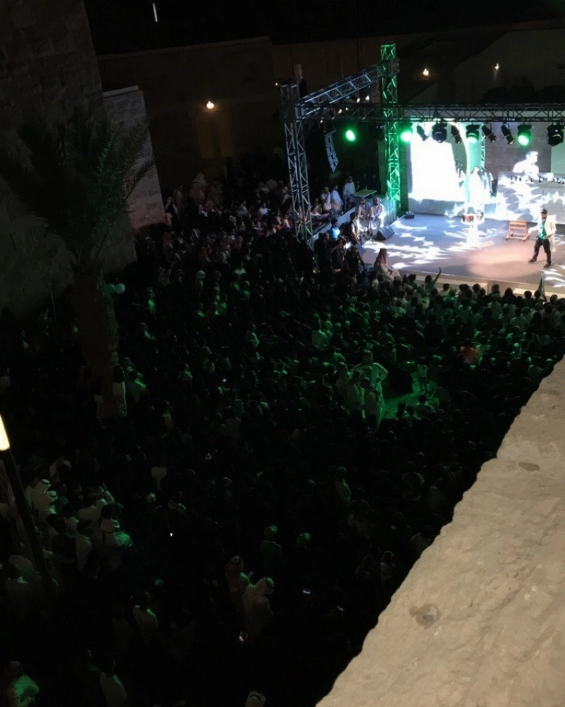 الجماهير داخل المسرح