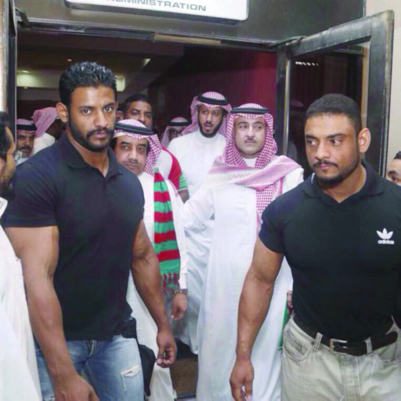 عبدالعزيز الدوسري وسط حارسين شخصيين