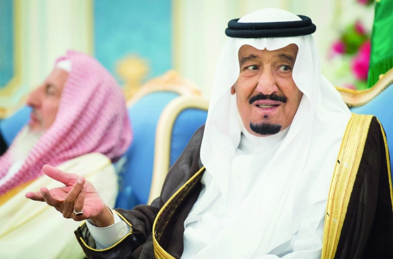 الملك سلمان متحدثا خلال اللقاء