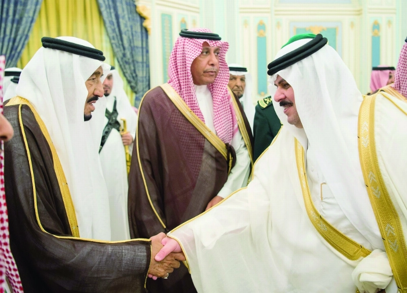 الملك سلمان لدى استقباله أحد الحاضرين