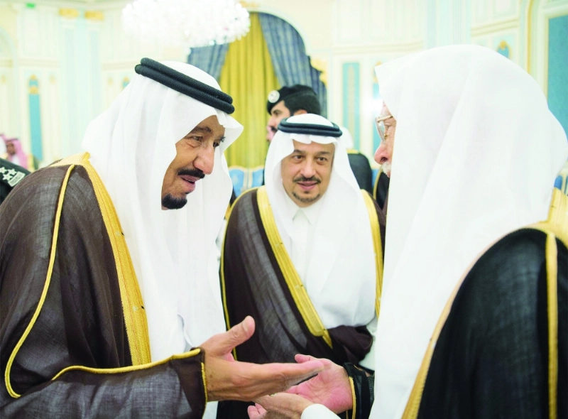 الملك سلمان في حديث مع عبدالله التركي