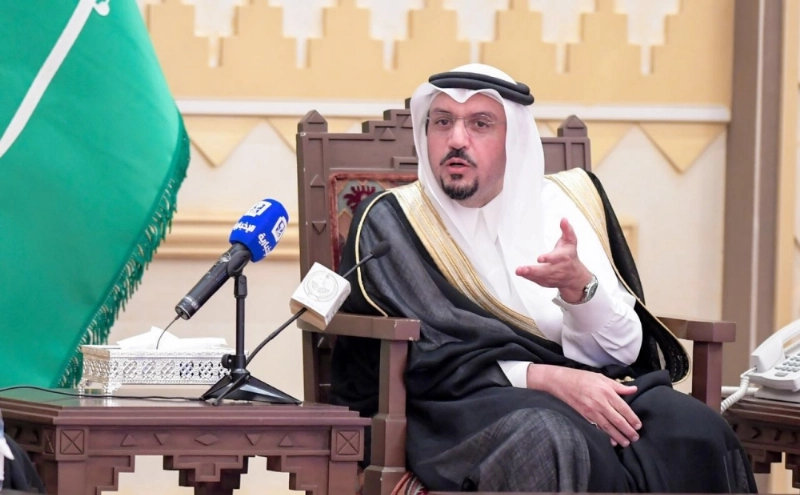 فيصل بن مشعل خلال الجلسة الأسبوعية