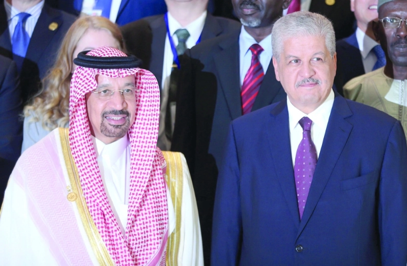 الفالح ورئيس الوزراء الجزائري عبدالمالك سلال خلال حضور المنتدى (إ ب أ)