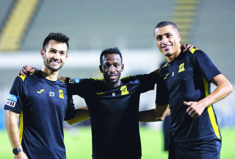 فهد المولد يتوسط أحمد العكايشي وكارلوس فيلانويفا (إعلامي الاتحاد)