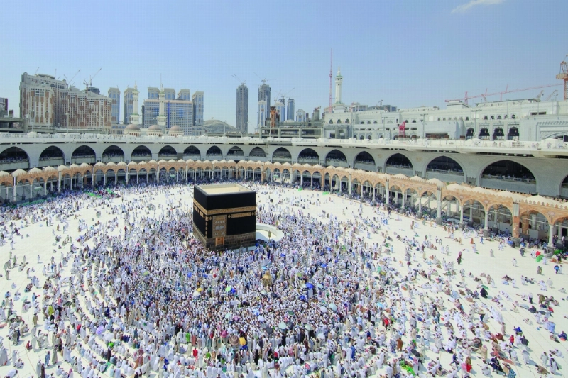 جموع المصلين بالمسجد الحرام أمس (مكة)