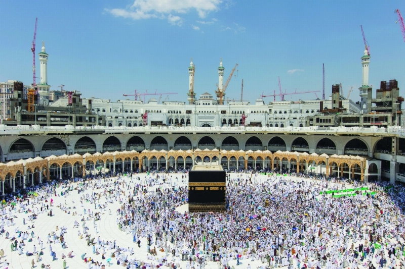 جموع المصلين بالمسجد الحرام أمس (مكة)