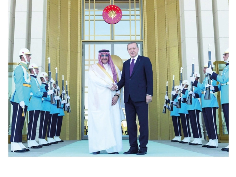 الأمير محمد بن نايف مصافحا رجب طيب إردوغان لدى وصوله القصر الرئاسي بأنقرة