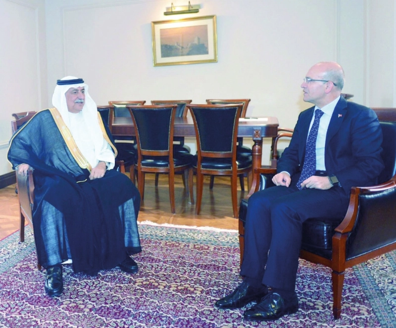 إبراهيم العساف خلال لقائه محمد شمسك (واس)