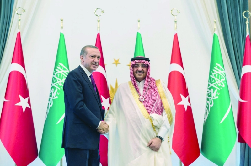 ولي العهد مصافحا إردوغان بعد ما قلده وسام الجمهورية التركية في أنقرة أمس (واس)