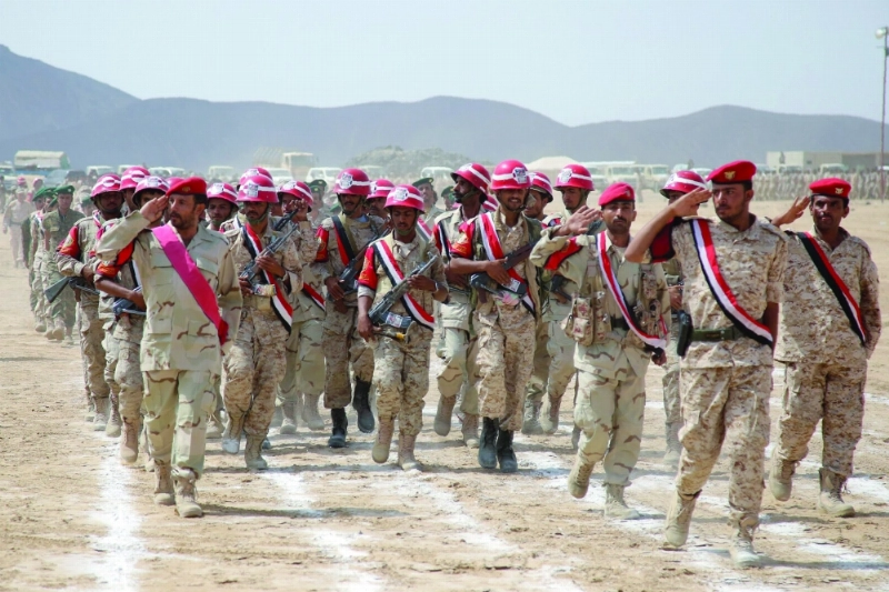 يمنيون يفرغون شحنة مساعدات من التحالف في ميناء عدن (مكة)