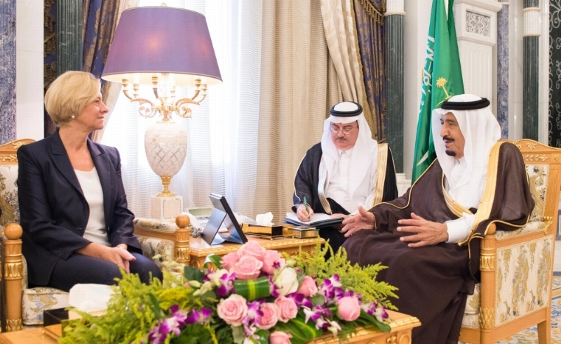 الملك سلمان لدى لقائه روبيرتا بينوتي في مكتبه بقصر اليمامة أمس (واس)
