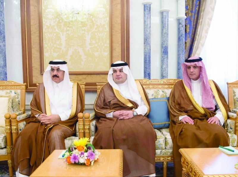 مساعد العيبان وعادل الطريفي وعادل الجبير خلال اللقاء (واس)