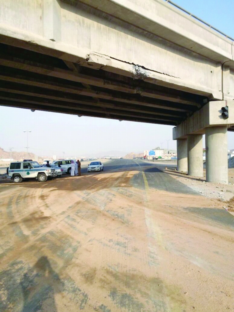 التلفيات التي لحقت بالكوبري بعد حادثة ارتطام المعدة الثقيلة (مكة)