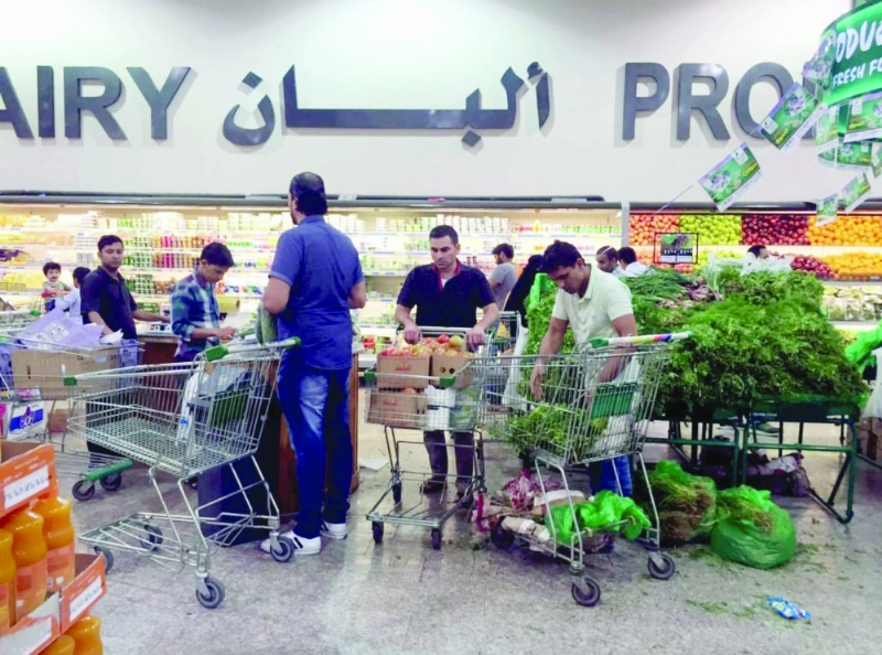 متسوقون داخل أحد الأسواق (مكة)
