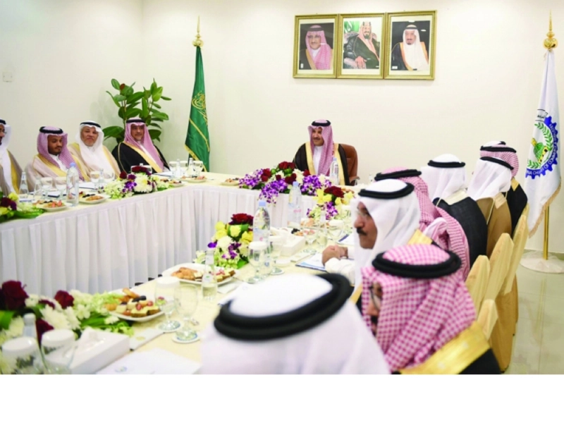 فيصل بن سلمان خلال لقائه أعضاء غرفة المدينة ورجال الأعمال (واس)