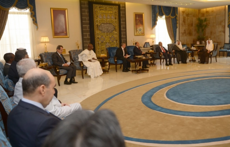 خالد الفيصل لدى لقائه قناصل الدول (مكة)