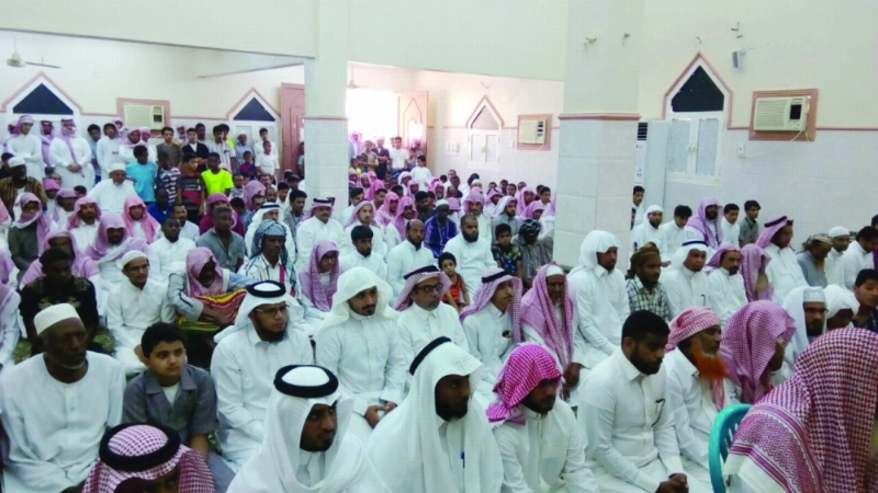 جمع غفير يؤدي صلاة الميت على الشهيد داحشة (مكة)