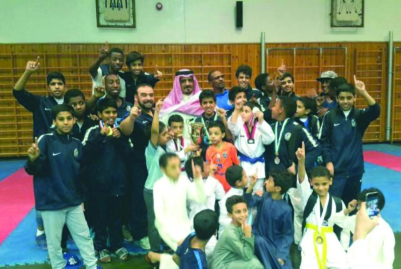 لاعبو براعم الهلال يحتفلون بالبطولة (إعلامي الهلال)