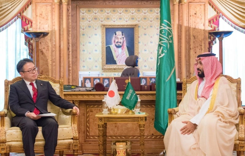 الأمير محمد بن سلمان لدى لقائه الوفد الياباني في مكتبه بالمعذر أمس (واس)