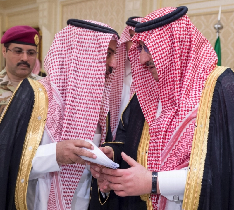 ولي العهد في حديث مع أحد المسؤولين