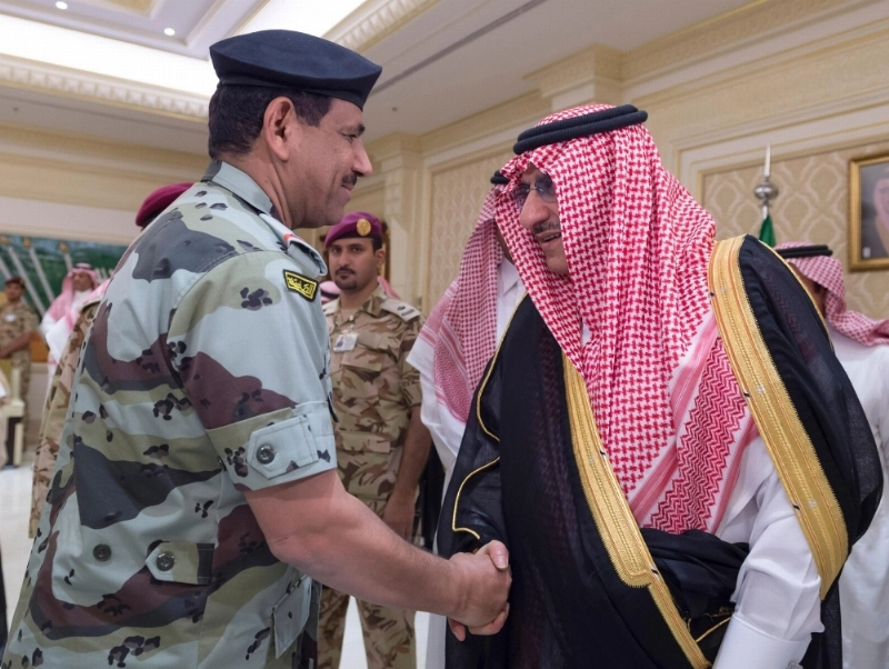 ولي العهد في حديث مع أحد المسؤولين