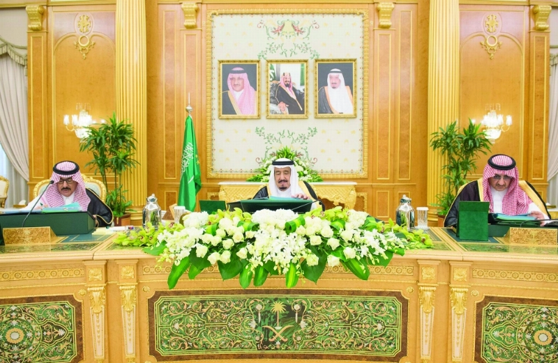 الملك سلمان مترئسا الجلسة ويبدو الأمير محمد بن نايف (واس)