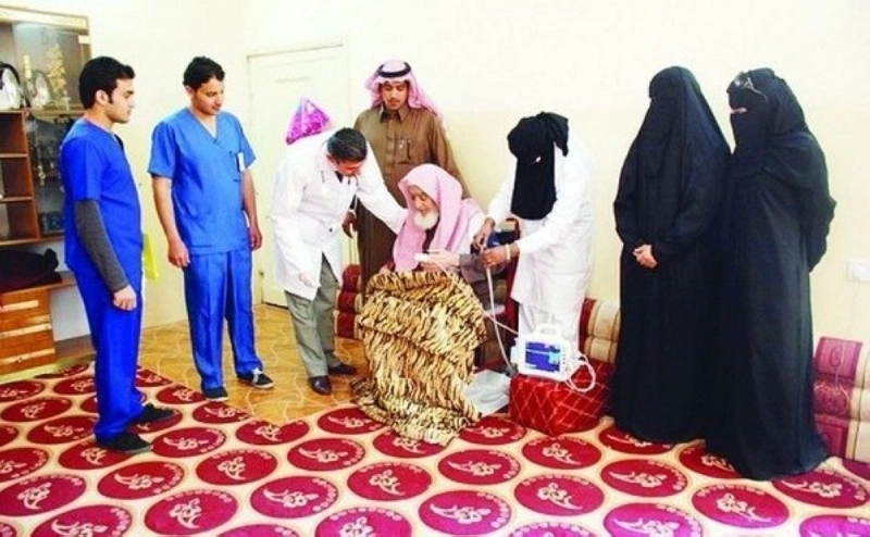 الطب المنزلي يقدم خدماته لكبار السن والعجزة