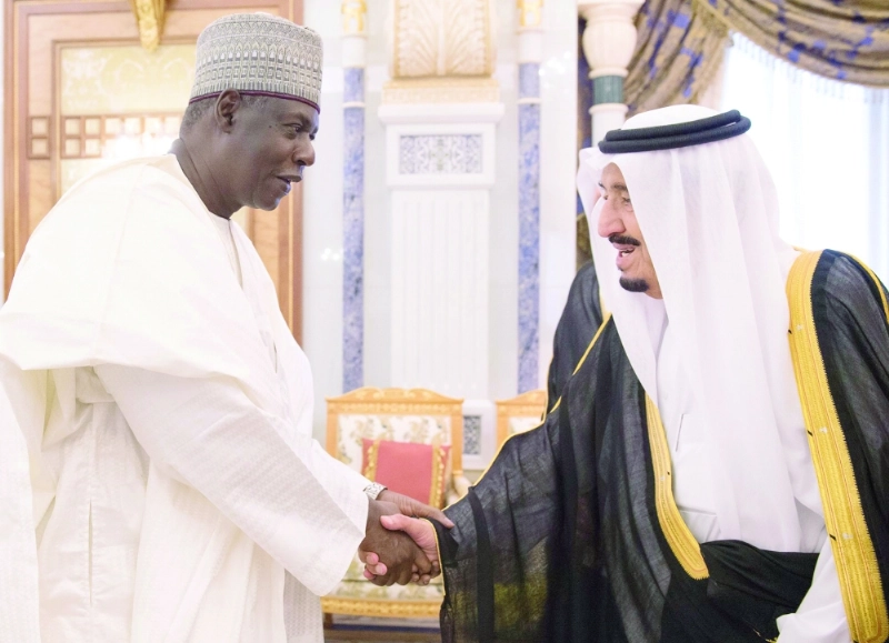 الملك سلمان لدى استقباله أوسيني تيني أمس في الرياض (واس)