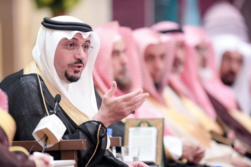 أمير القصيم متحدثا خلال الجلسة الأسبوعية (مكة)