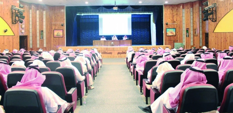 عدد من المرشدين الطلابيين خلال اللقاء (مكة)