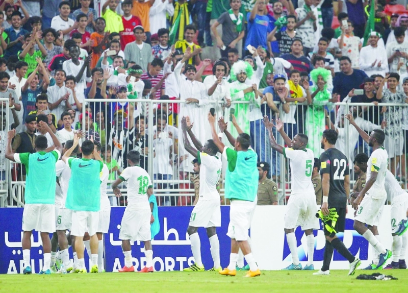 لاعبو المنتخب السعودي يحتفلون مع الجماهير أمس الأول (واس)