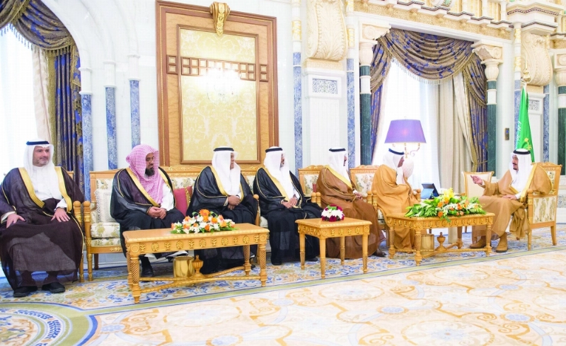 خادم الحرمين لدى لقائه أعضاء إدارة الكرسي في مكتبه بقصر اليمامة أمس