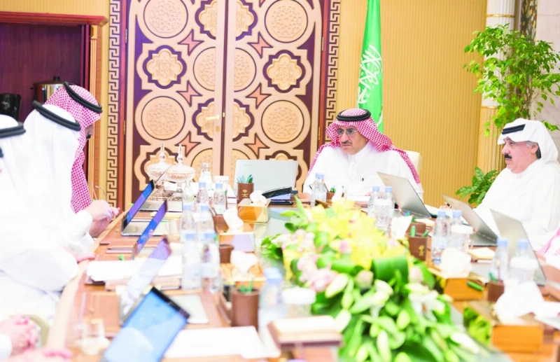الأمير محمد بن نايف لدى ترؤسه اجتماع المجلس بحضور الأميرين متعب بن عبدالله ومحمد بن سلمان (واس)