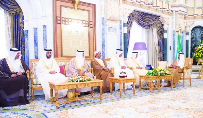 الملك سلمان لدى استقباله المعنيين بالسياحة الخليجية في مكتبه بقصر اليمامة أمس (واس)