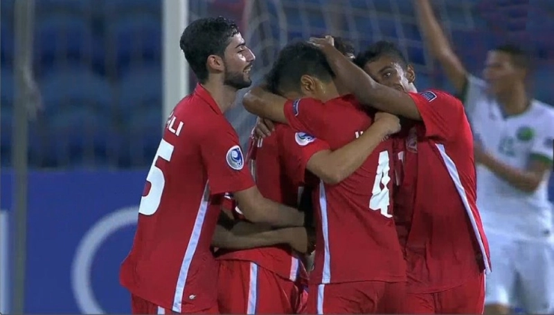 فرحة لاعبي البحرين بالفوز (مكة)