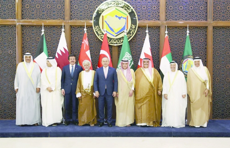 وزراء خارجية الخليج ونظيرهم التركي في الرياض أمس (واس)