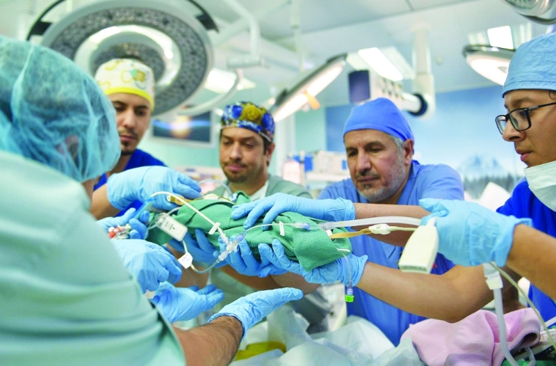 الفريق الطبي أثناء العملية (واس)