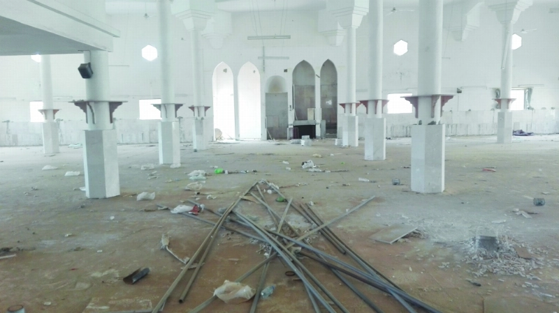 الجامع من الداخل ويبدو عليه الإهمال (مكة)