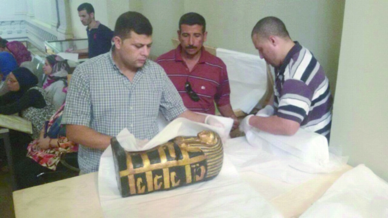 خبراء يتسلمون إحدى القطع (مكة)
