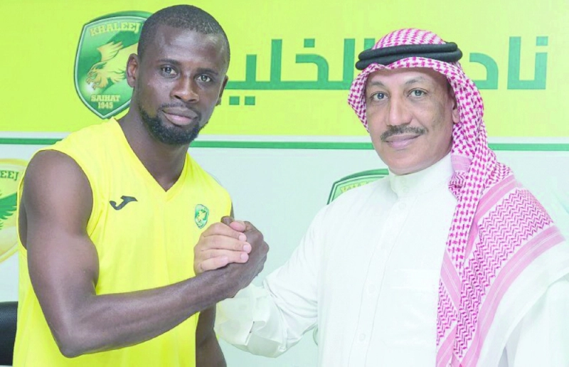 فوزي الباشا وإلى جانبه سادات