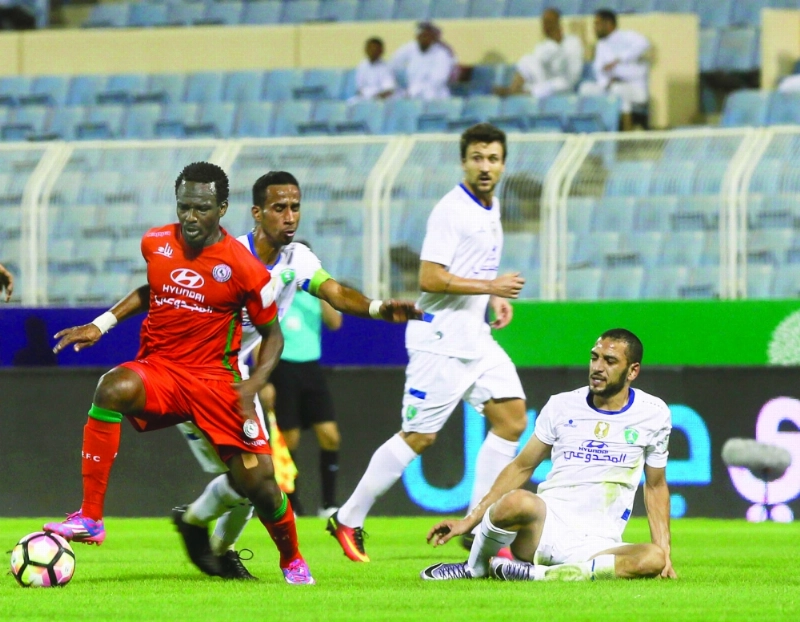لاعب الاتفاق محمد كوفي خلال مواجهة الفتح (إ ب أ)