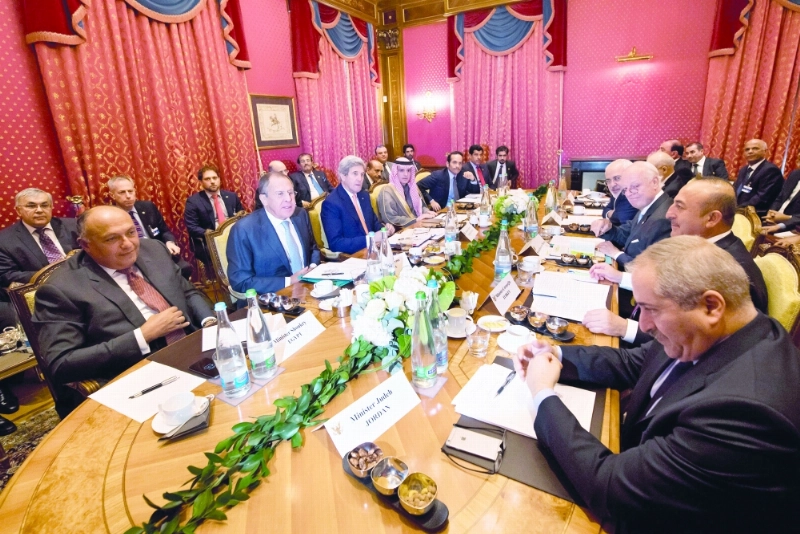 الجبير ووزراء خارجية دول معنية بالشأن السوري بلوزان أمس (إ ب أ)